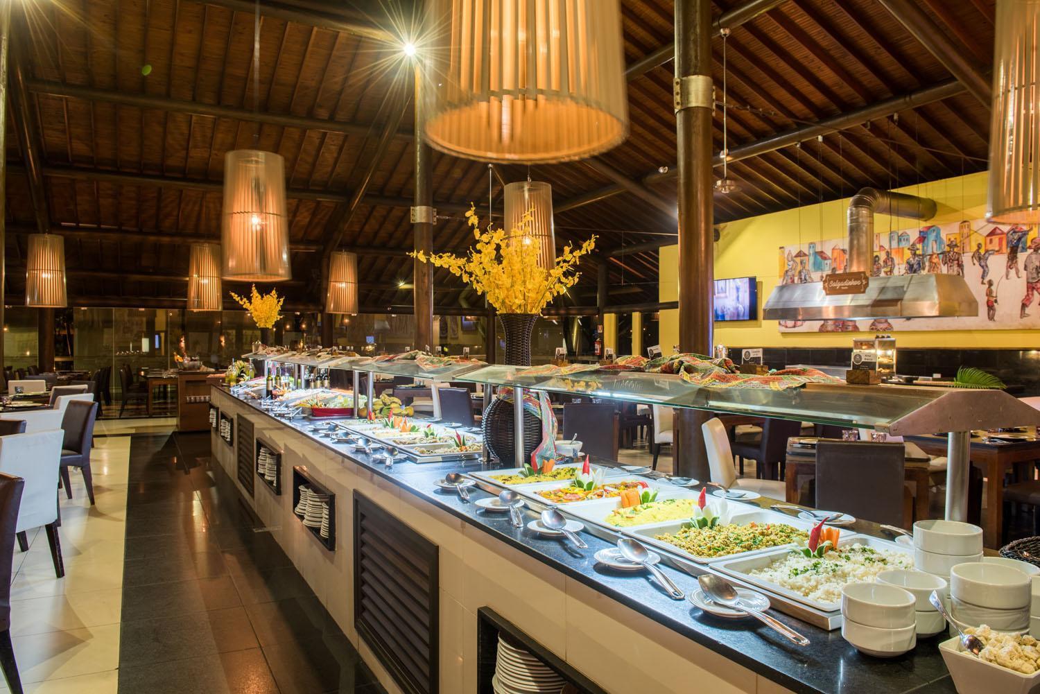 Vila Gale Resort Mares 과라주바 외부 사진 A buffet at a hotel