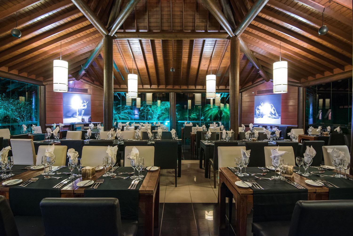 Vila Gale Resort Mares 과라주바 외부 사진 The interior of the restaurant